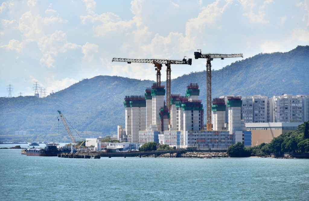 建築署表示，初步證據顯示安保在建築工程方面涉嫌觸犯嚴重疏忽或行為不當。