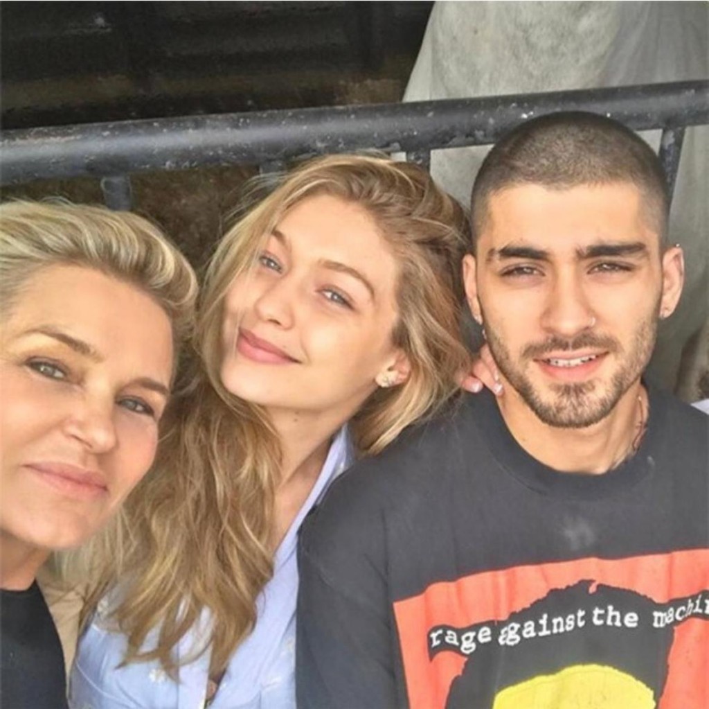 Zayn Malik(右)、Gigi Hadid(中)與母親Yolanda Hadid的合照。