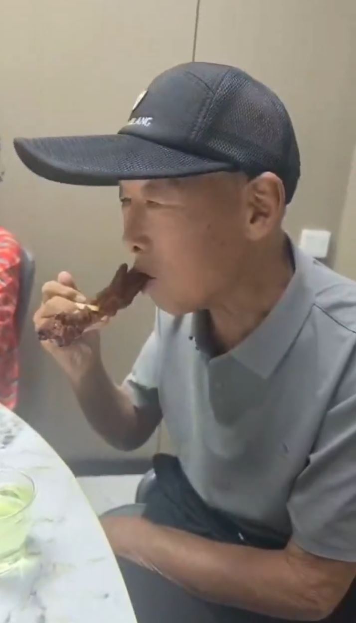 耿先生的外父希望重回新疆，与援疆的兄弟重聚。抖音