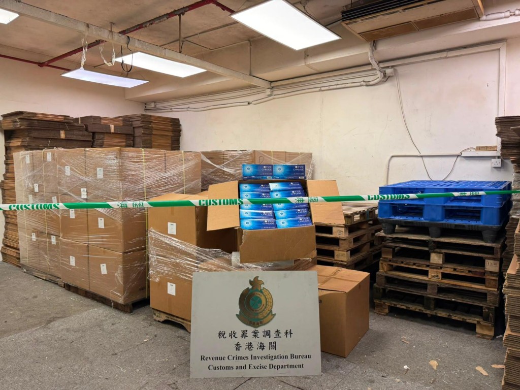 海關檢獲約200萬支未完稅香煙,市值約900萬元,應課稅值約660萬元。 海關檢獲約200萬支未完稅香煙,市值約900萬元,應課稅值約660萬元。