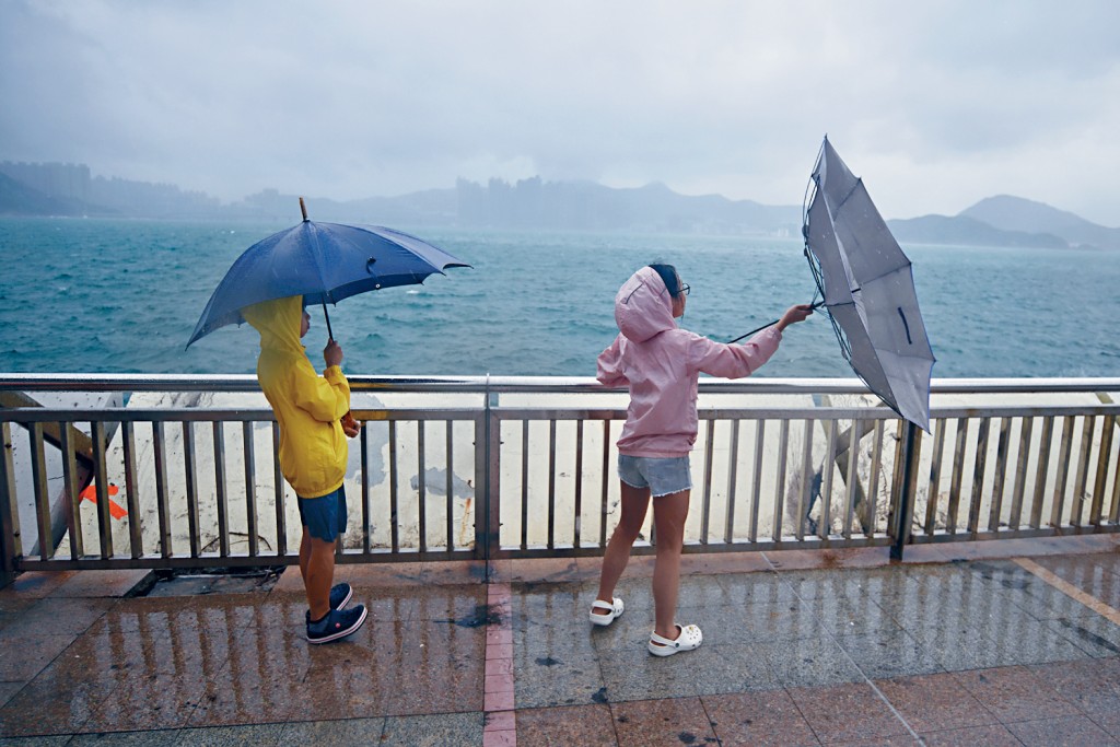 面對漸趨頻密的極端天氣,港府有必要作出更周全的防災管理,提高城市韌性。