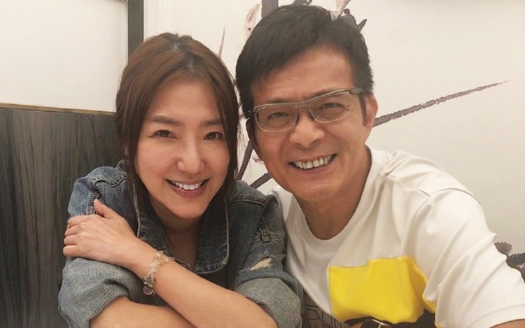 關寶慧在社交網貼出與黃日華的合照,披露了二人半個月內兩度撐枱腳。