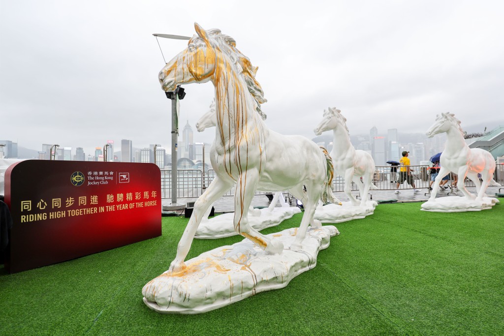 由知名藝術家馬興文創作的馬匹雕塑，即日起至5月21日於香港文化中心展出。