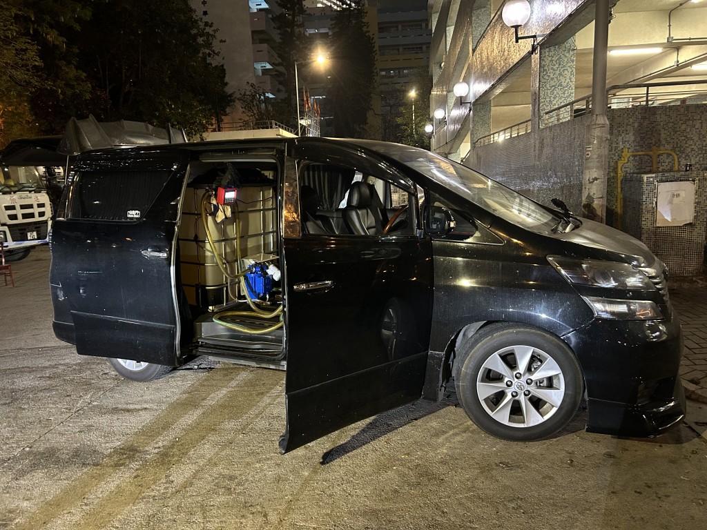 人員在車內發現一個油箱，內有500公升油。曾志恒攝