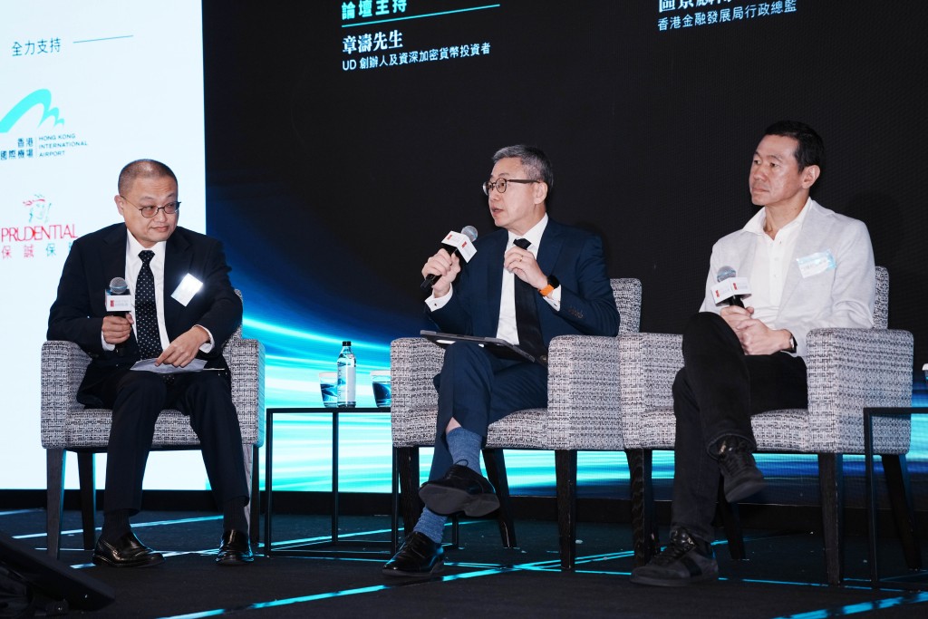 區景麟(中)表示,由於Web3仍屬新行業,監管機構仍需時適應及學習,但近年的監管措施已越來越快,內容亦更廣而深。 區景麟(中)表示,由於Web3仍屬新行業,監管機構仍需時適應及學習,但近年的監管措施已越來越快,內容亦更廣而深。