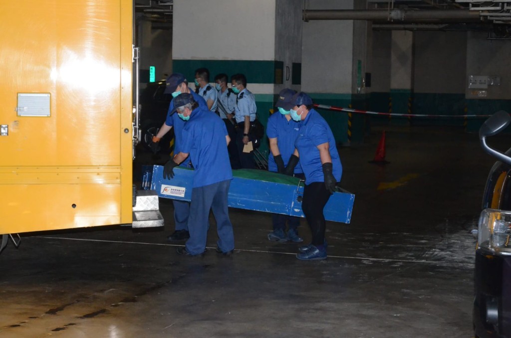 仵工到場將二人遺體舁送殮房。李子平攝
