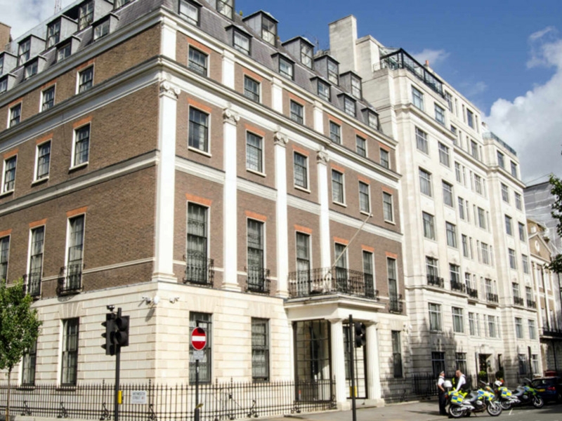 中國駐英使館外有示威者焚燒中國國旗,中方要求調查。網圖