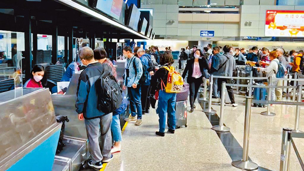 台灣今日「解封」,桃園機場漸復正常營運。