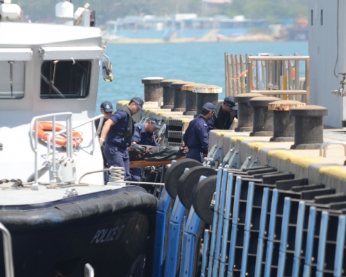 警方將屍體運上西貢水警基地。