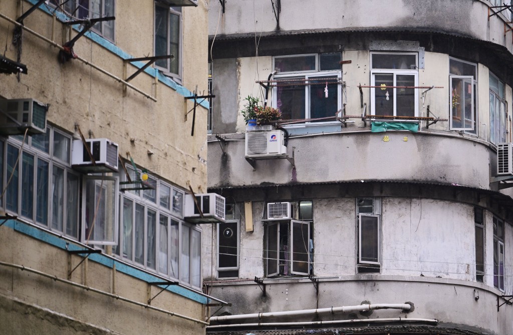 有部分長者業主居住於樓齡高、無升降機的舊樓，很多時都會選擇減少外出。