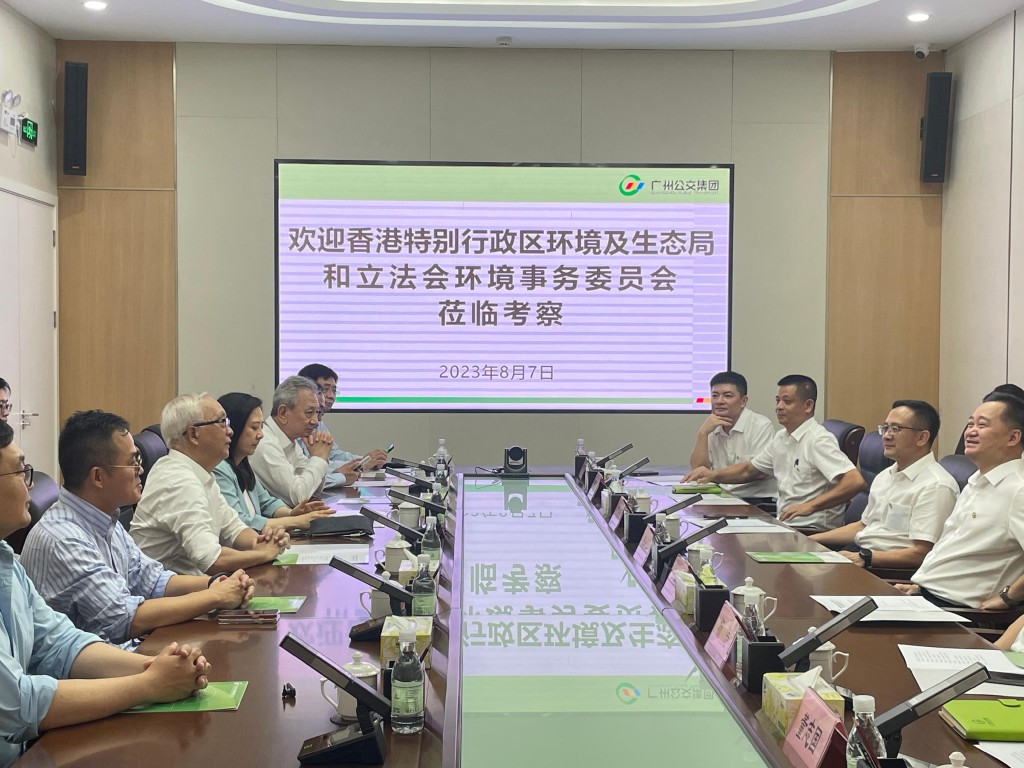 谢展寰（左三）和立法会环境事务委员会访问团与广州市公共交通集团有限公司负责人会面。
