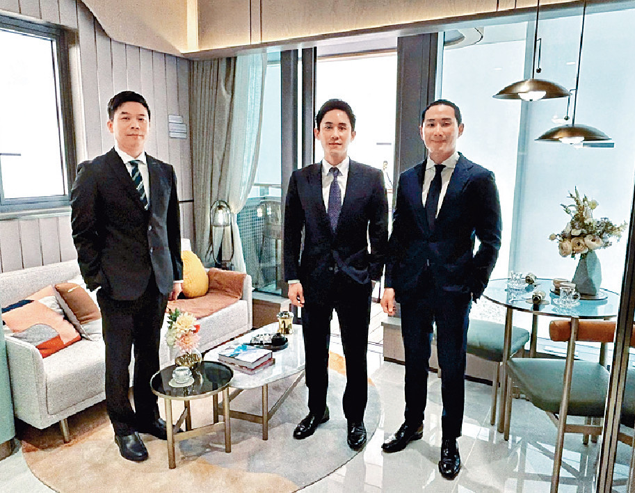 ■莊士中國投資主席莊家彬(中)表示,弦岸下周將開放示範單位予公眾參觀。