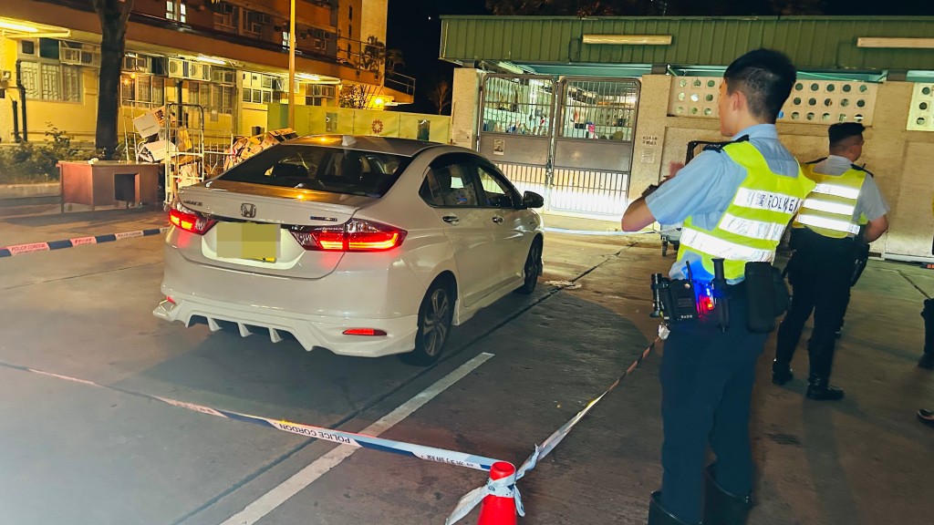 警員在樂華南邨尋獲私家車，司機棄車逃去。蔡楚輝攝