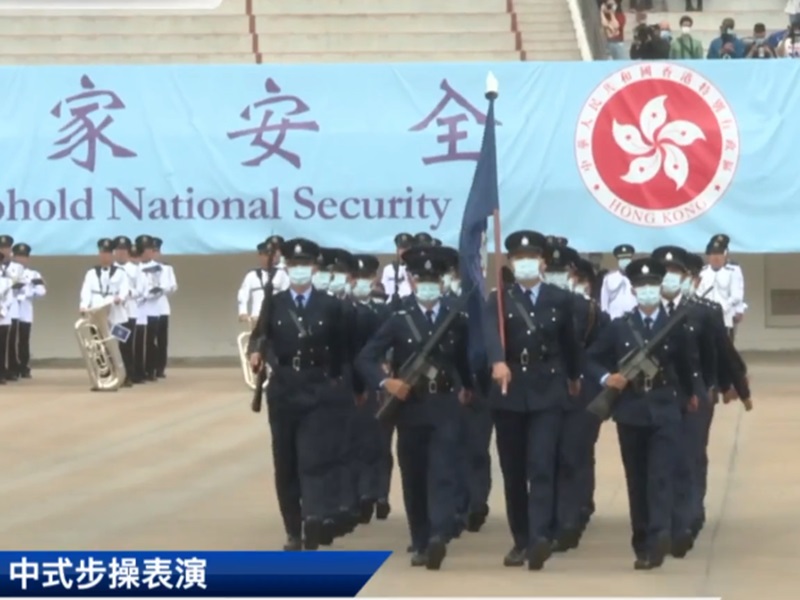 警方首次公開演示中式步操。「香港警察」fb live撮圖