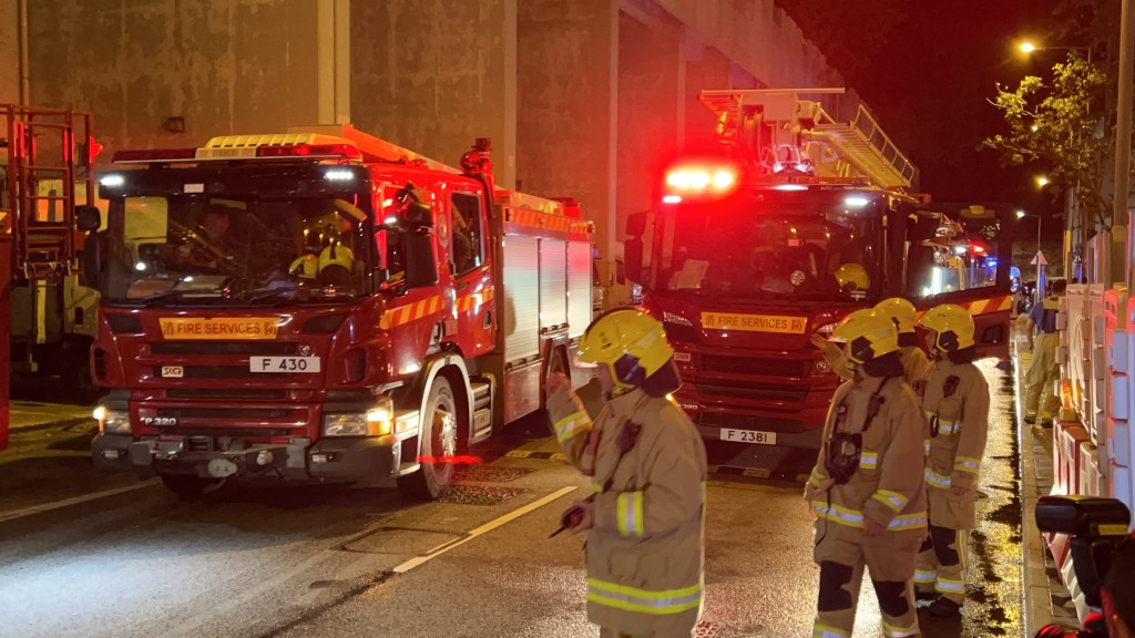 大批消防員趕至救援。