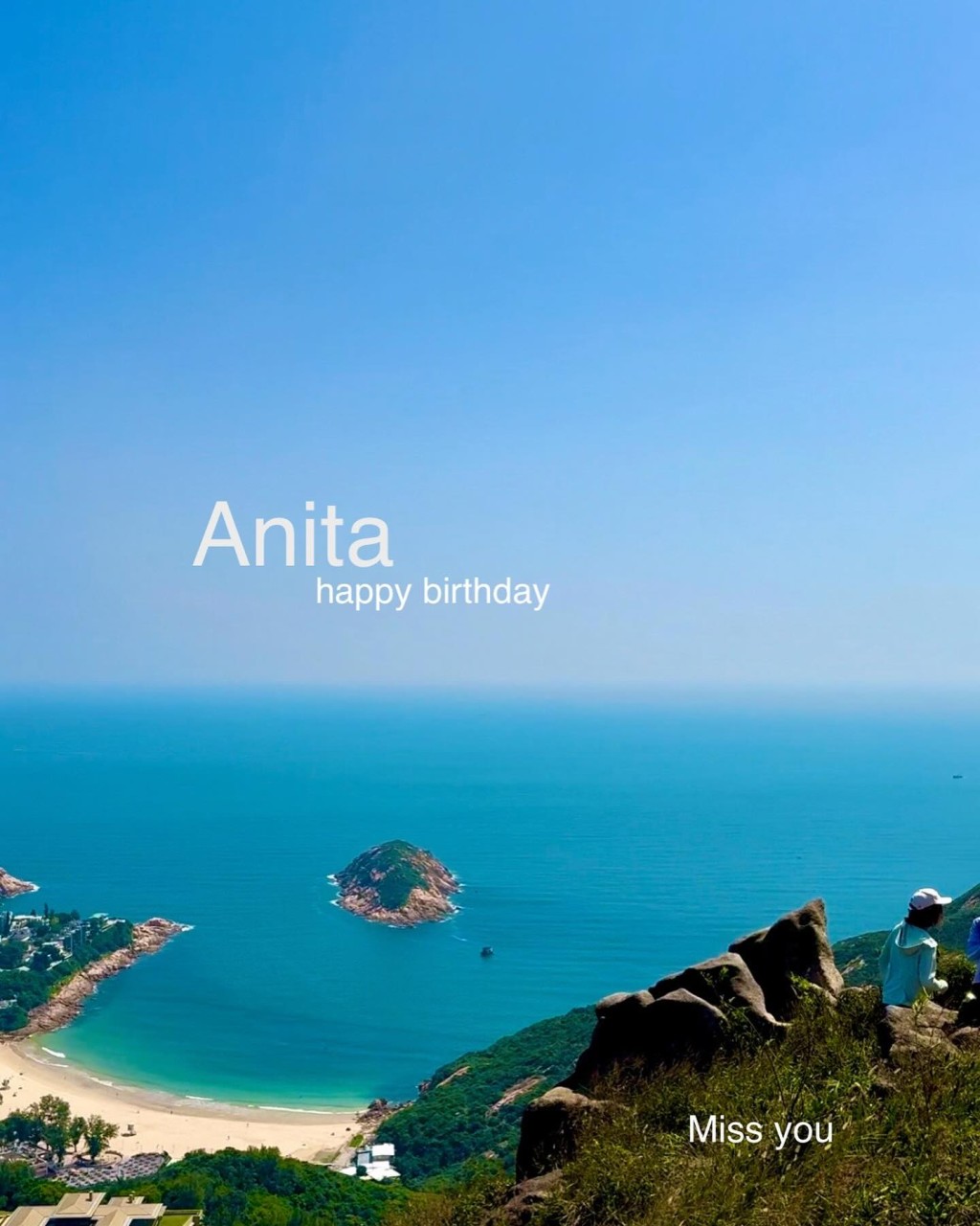 蔡一智亦在IG贴出一张大浪湾有山有海的风景相，并写上：「Anita happy birthday！Miss you」