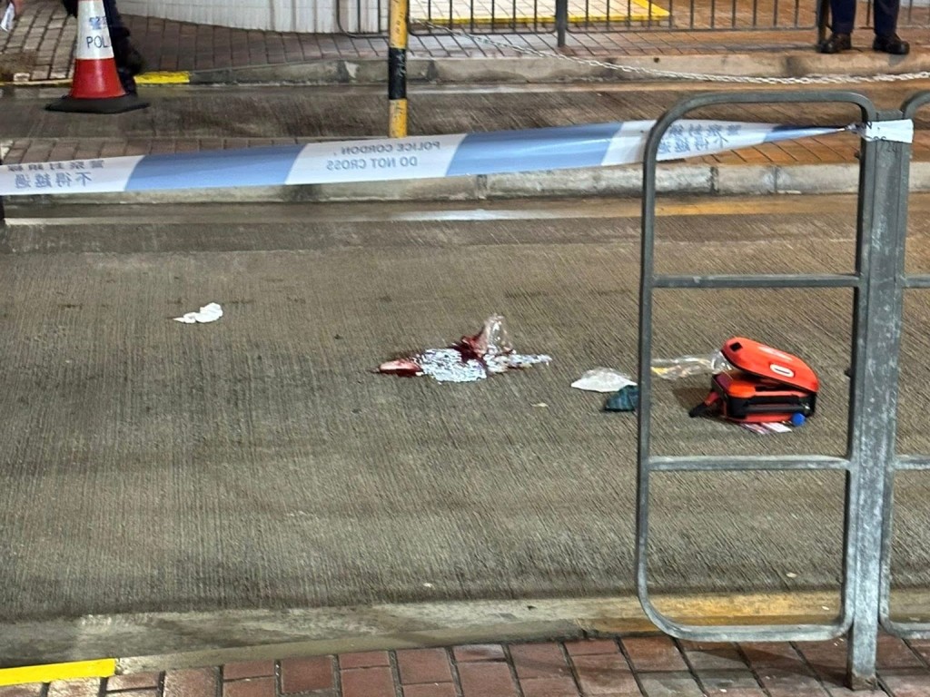 現場血跡斑斑。FB：Edwin Leung@石排灣街坊吹水會