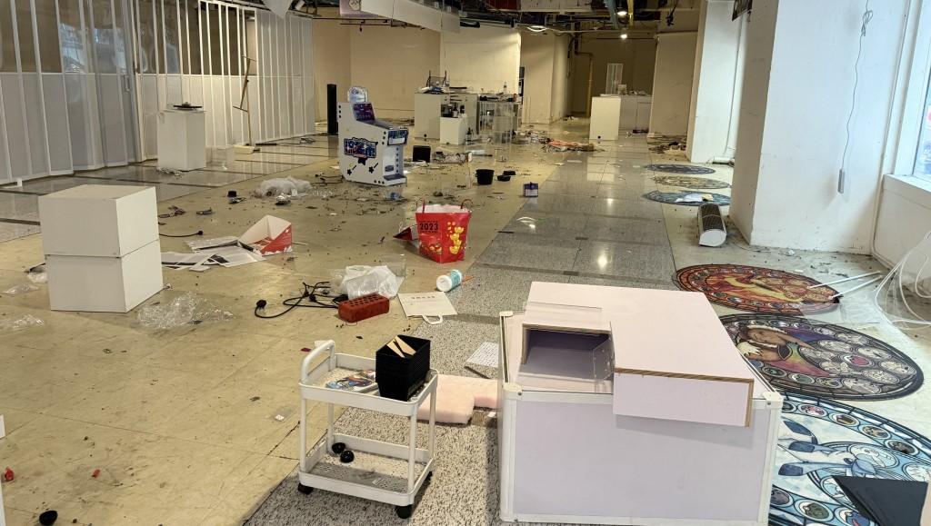 銀城商場一度翻生，成為主打格仔舖、彈珠機和夾公仔舖的集中地，但後來發起人捲款潛逃，而淪為「死場」。