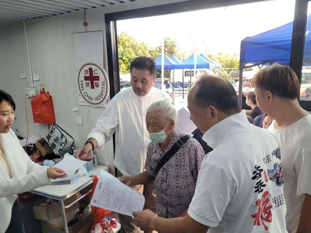 麥包代表仁濟醫院向災民送上「仁濟緊急援助基金」。