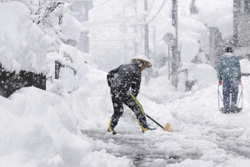 日本北部暴雪不断，引发的灾情持续。 AP