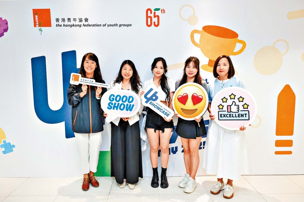 香港青年協會副總幹事呂慧蓮（左二）寄語參加UP課程的青少年將喜好轉化為專長，啟廸未來。Candy（左三）自小受父母影響愛上舞蹈，認為跳舞能釋放壓力、增強自信。