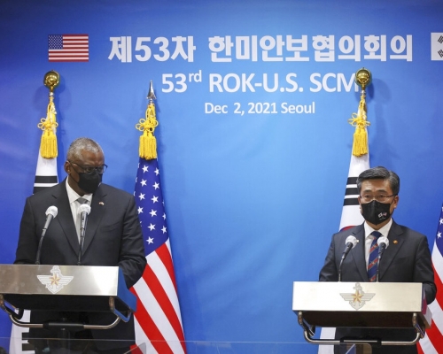 南韩防长徐旭与美国防长奥斯汀会面后举行记者会。美联社图片
