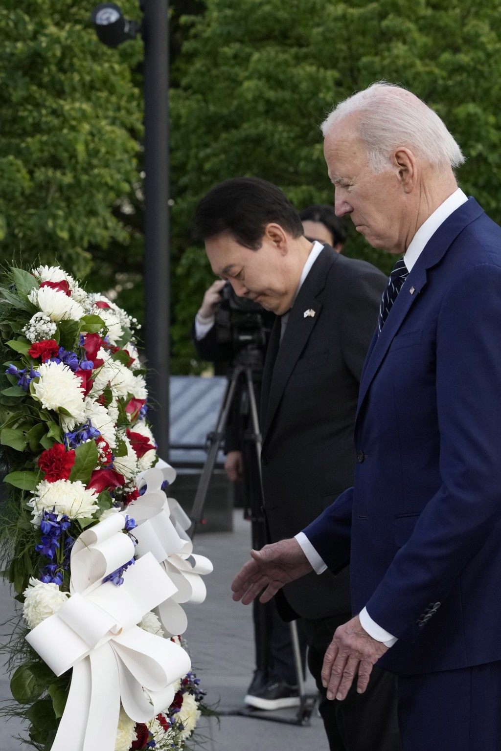 南韩总统尹锡悦和美国总统拜登向在韩战阵亡的士兵献花圈。AP