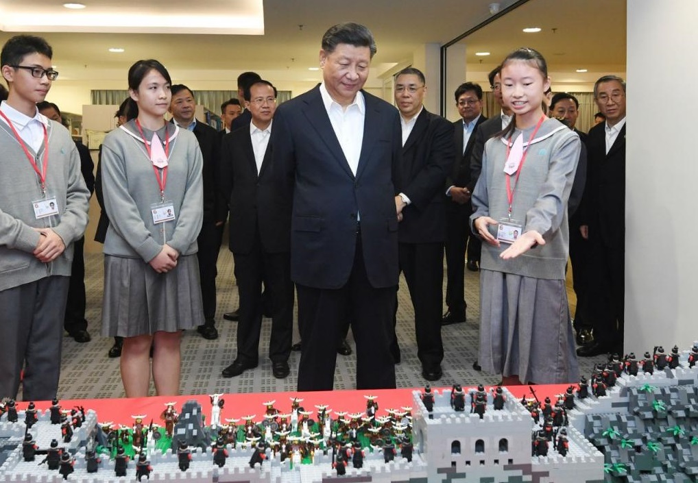 習近平早上探訪氹仔濠江中學附屬英才學校。澳門新聞局圖片