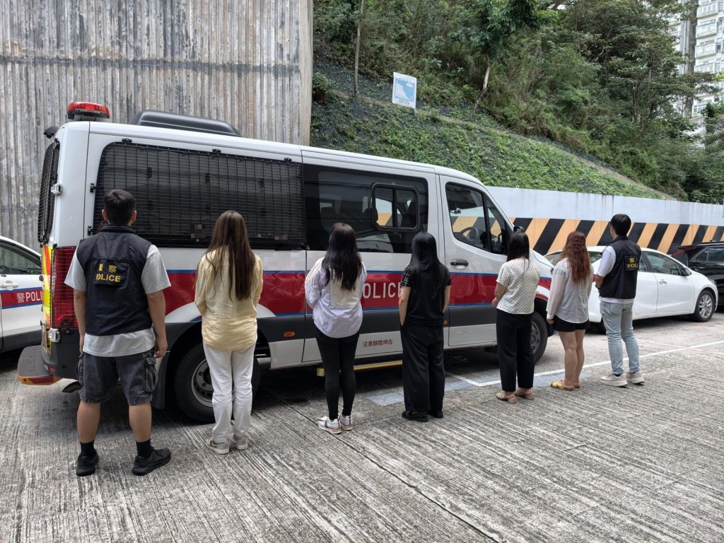 9名內地女子被捕。 9名內地女子被捕。