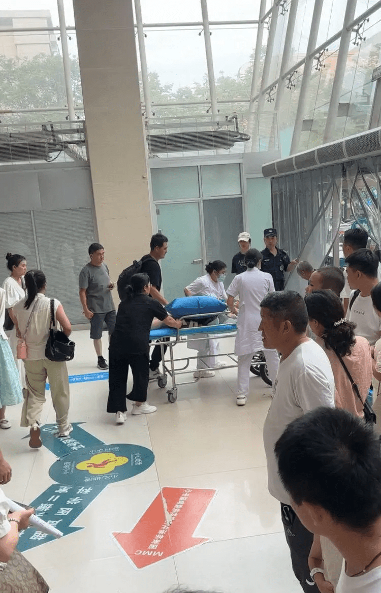 有家长拿到孩子报告后,情绪激动被紧急救治。 有家长拿到孩子报告后,情绪激动被紧急救治。