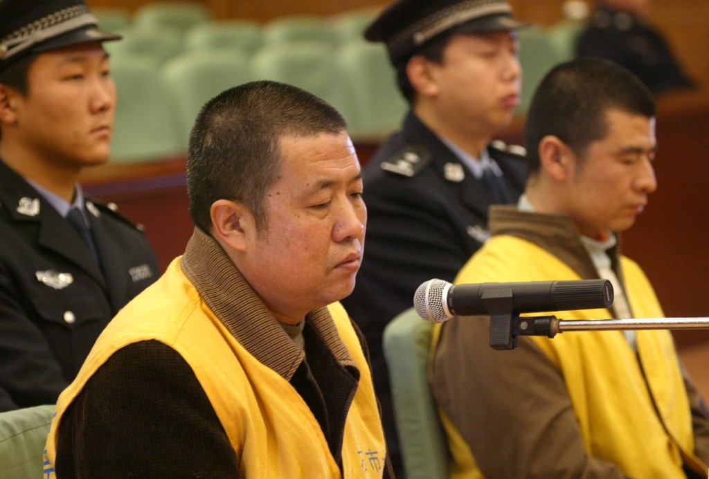 三鹿毒奶粉案兩名主謀耿金平（前左）和耿金珠（前右）在法庭上受審。 新華社