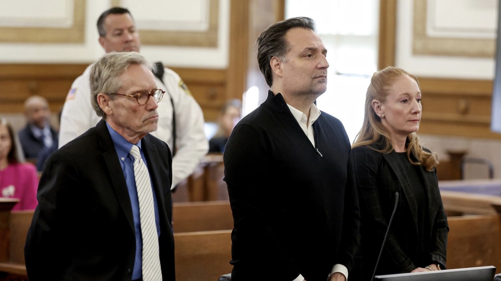 法官宣判時沃爾什（Brian Walshe，中）面無表情。 美聯社