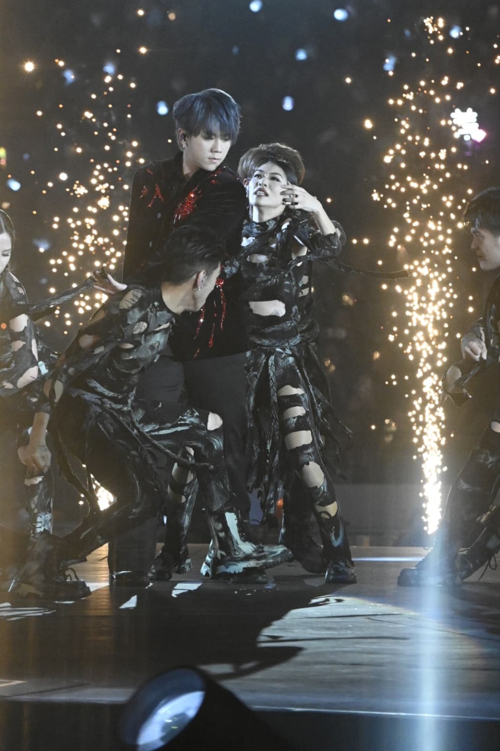 姜濤勁歌熱舞一番。