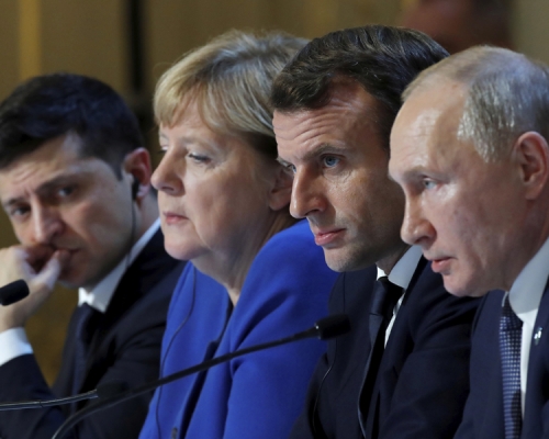 俄羅斯總統普京（右一）與烏克蘭總統澤連斯基（左一），在巴黎出席烏克蘭問題四方會談，是兩人首次見面。AP