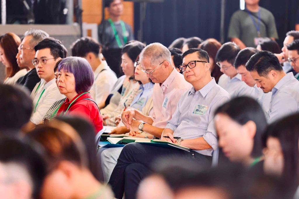鄧炳強緦心聆聽市民意見。鄧炳強fb