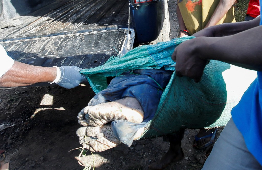 碎尸被肯尼亚民众从垃圾场内吊起交给警方。　路透社