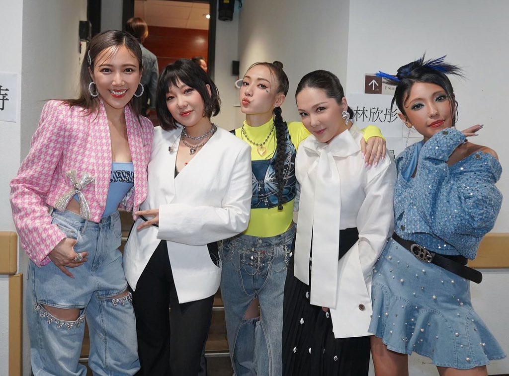 与卫兰姊妹、锺舒漫姊妹在关心妍演唱会上表演。