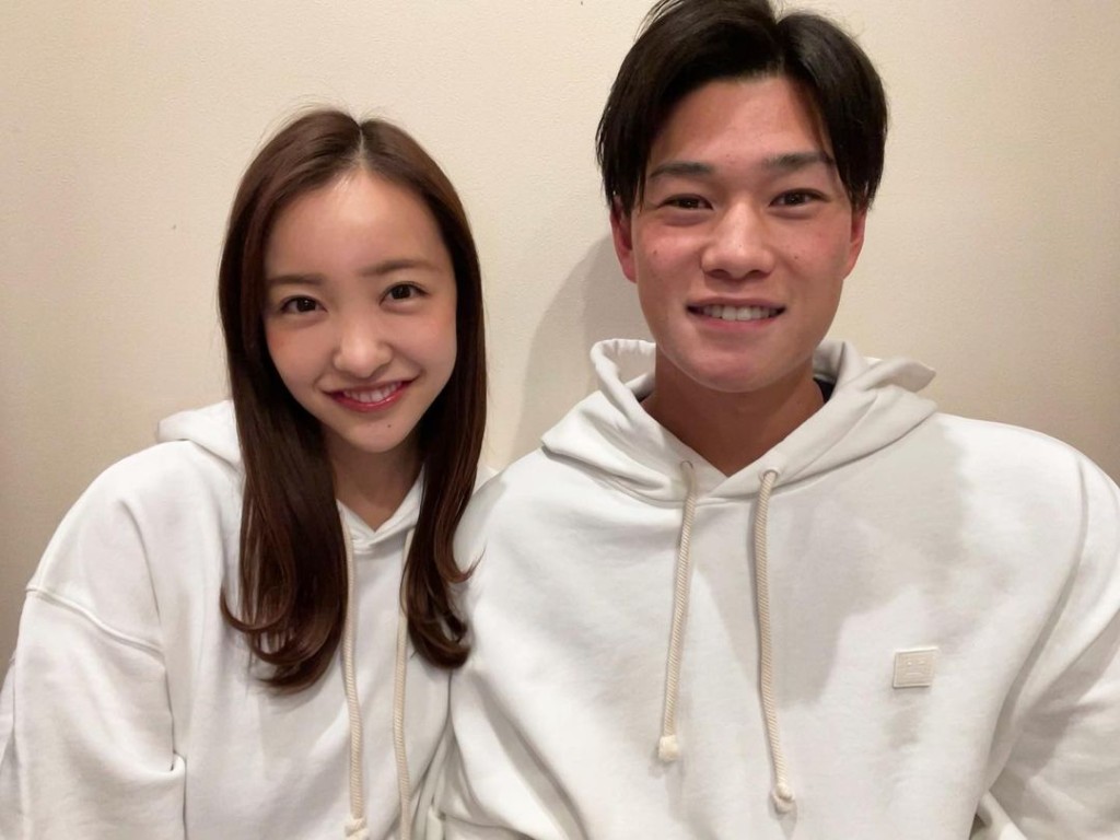 板野友美和高橋奎二以白色衛衣情侶裝宣布婚訊。