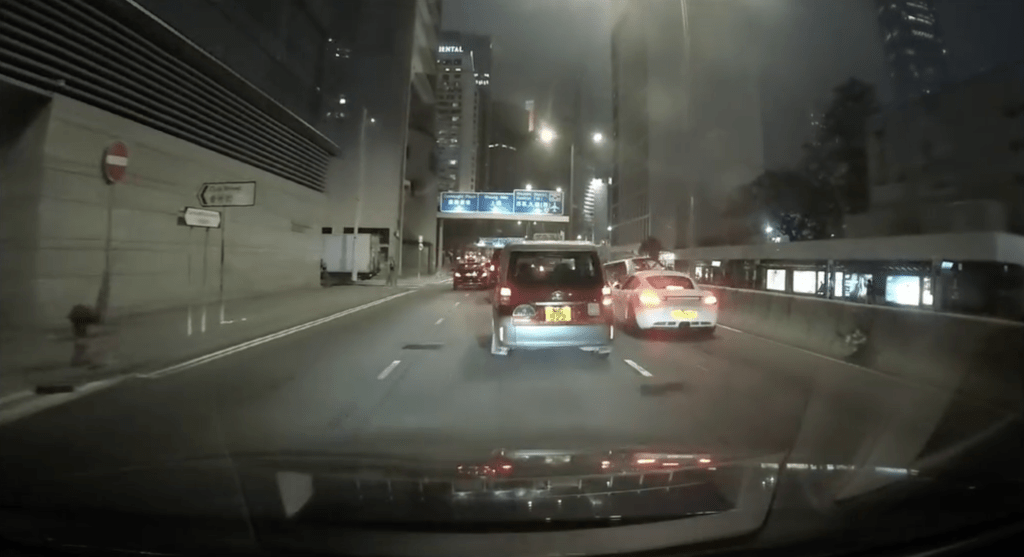 保時捷再的士推前約10米。FB車cam L(香港群組)影片截圖 保時捷再的士推前約10米。FB車cam L(香港群組)影片截圖