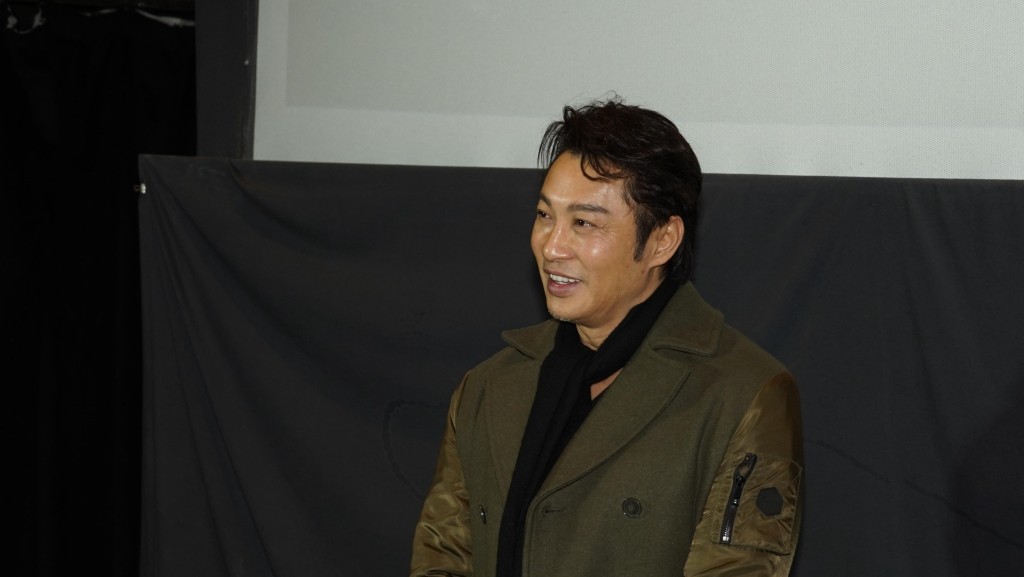 譚耀文為電影《拼命三郎》在戲院特別重映謝票。