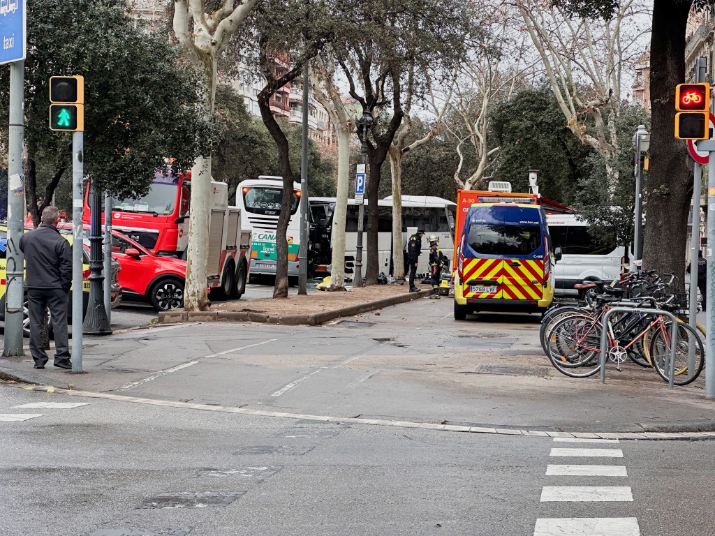 當局派出警車及救護車到場。路透社