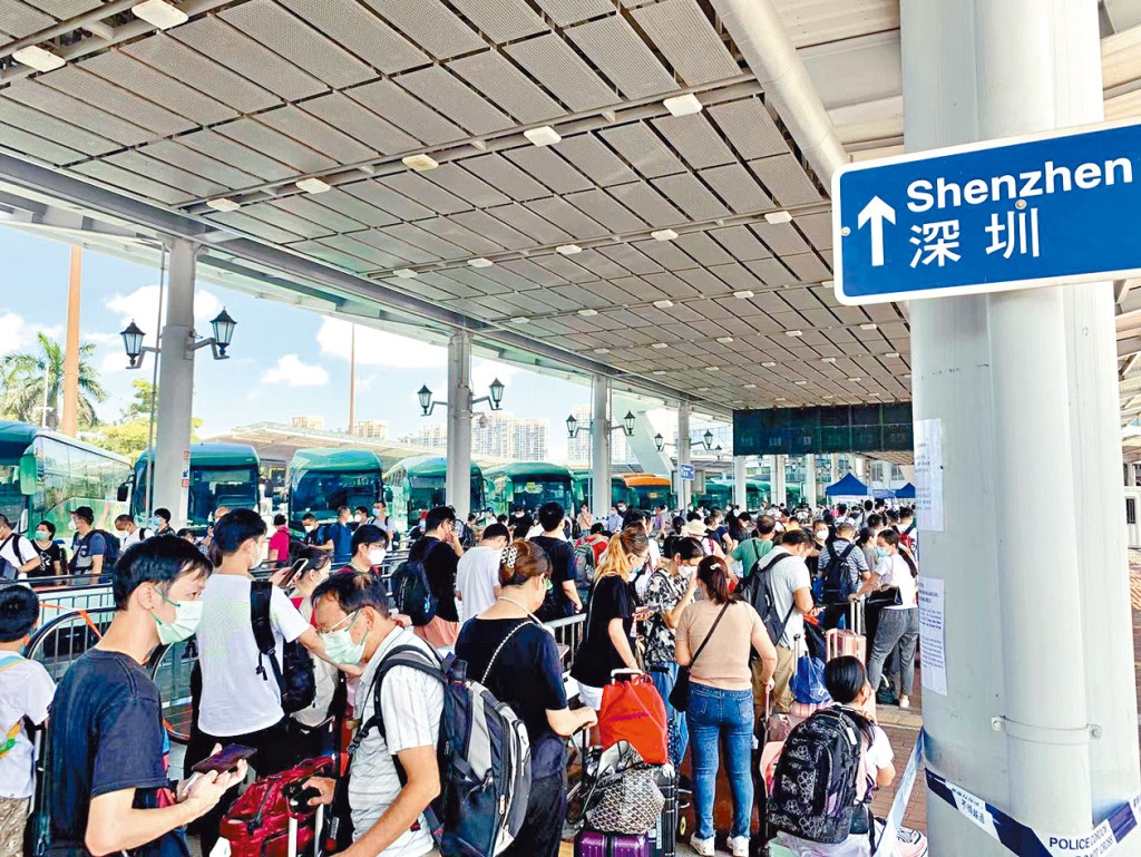 深圳灣口岸連續數日大排長龍。