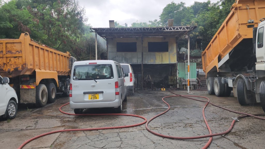 洪水橋露天車房鐵皮屋起火 一度傳出爆炸聲 消防救出兩狗。黎志偉攝