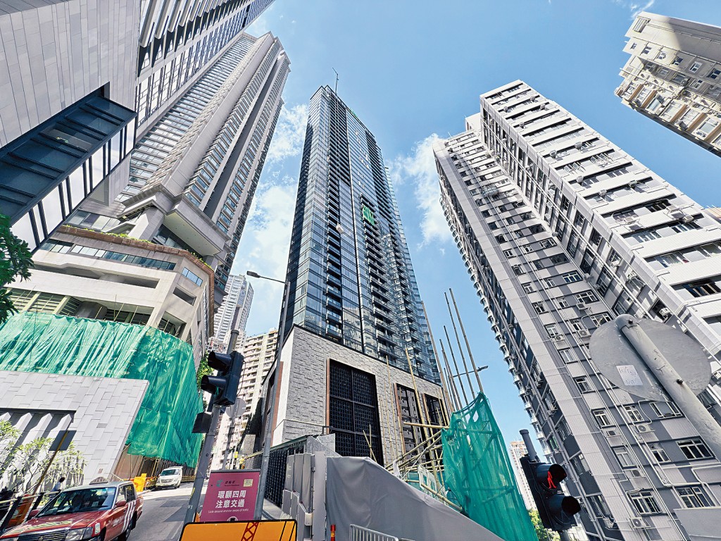 西半山天御2期1座39樓全層戶，面積達5577方呎，設有4間套房及家庭間。