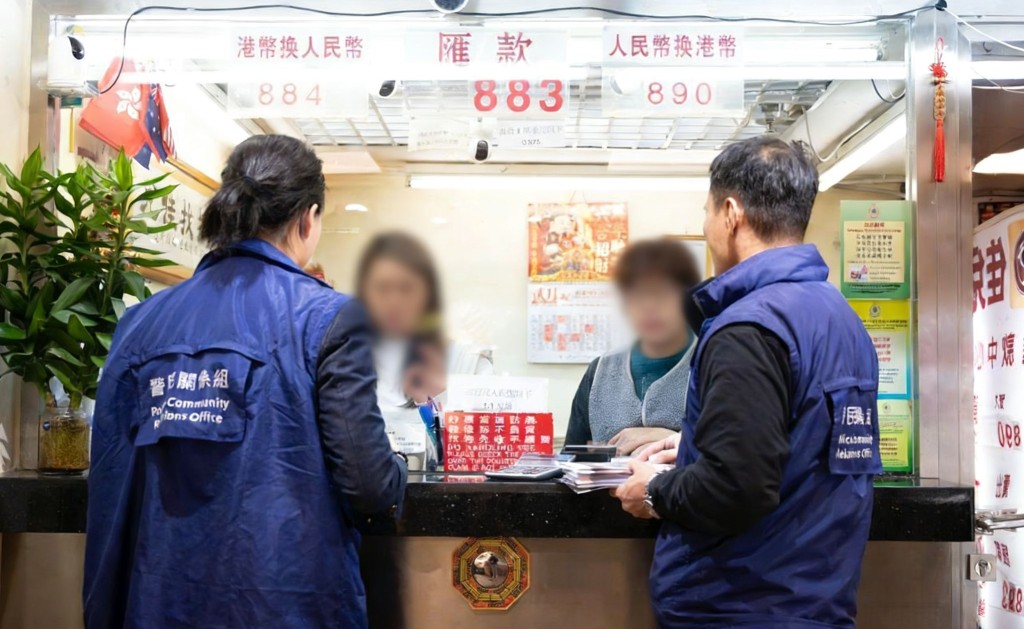 警方人員亦加強向市民商戶推廣防罪及防騙的信息。 警方人員亦加強向市民商戶推廣防罪及防騙的信息。