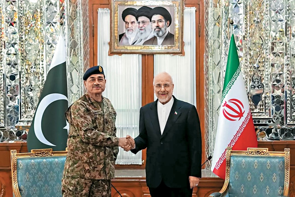 巴基斯坦陸軍參謀長穆尼爾(左)訪問德黑蘭，昨日會晤議長卡利巴夫。