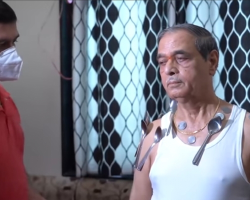 印度一名71歲男子聲稱自己打完疫苗後,身體就產生磁力。網上圖片