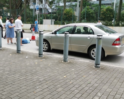 女子受傷倒地。 香港突發事故報料區FB/網民Ryan Hung‎圖