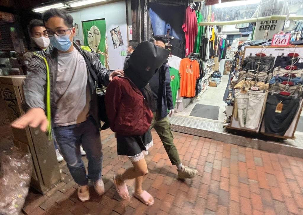 2023年2月，警方發現兩名泰籍女子被誘騙來港打工，之後遭禁錮在油麻地廟街強迫提供性服務。警方其後拘捕6人，包括女主腦「廟街皇后」及其女兒。資料圖片