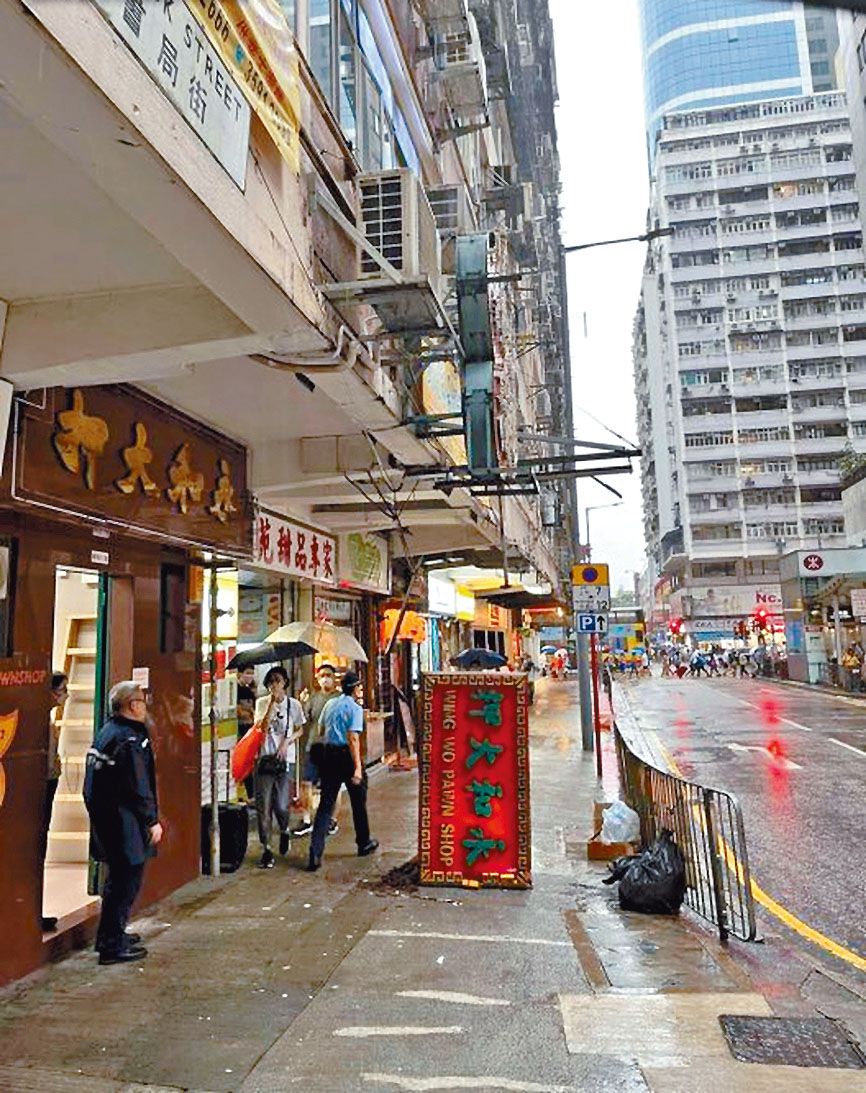 北角書局街招牌從高處墮下，直插行人路，幸無傷人。